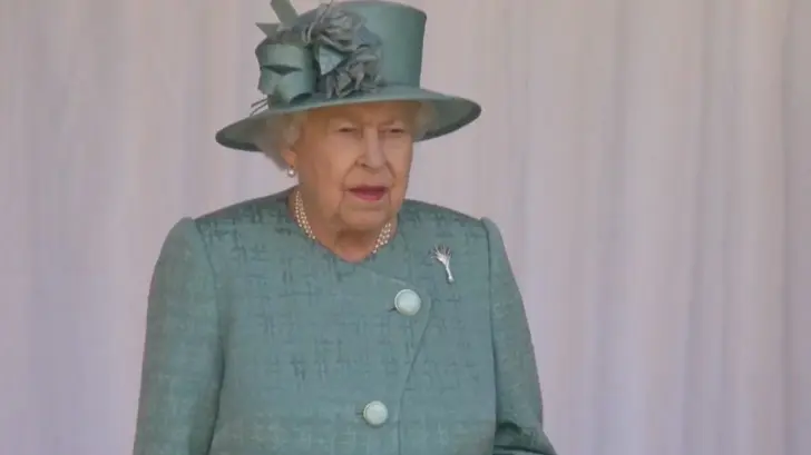 VIDEO | El triste semblante de la reina Isabel II en este cumpleaños