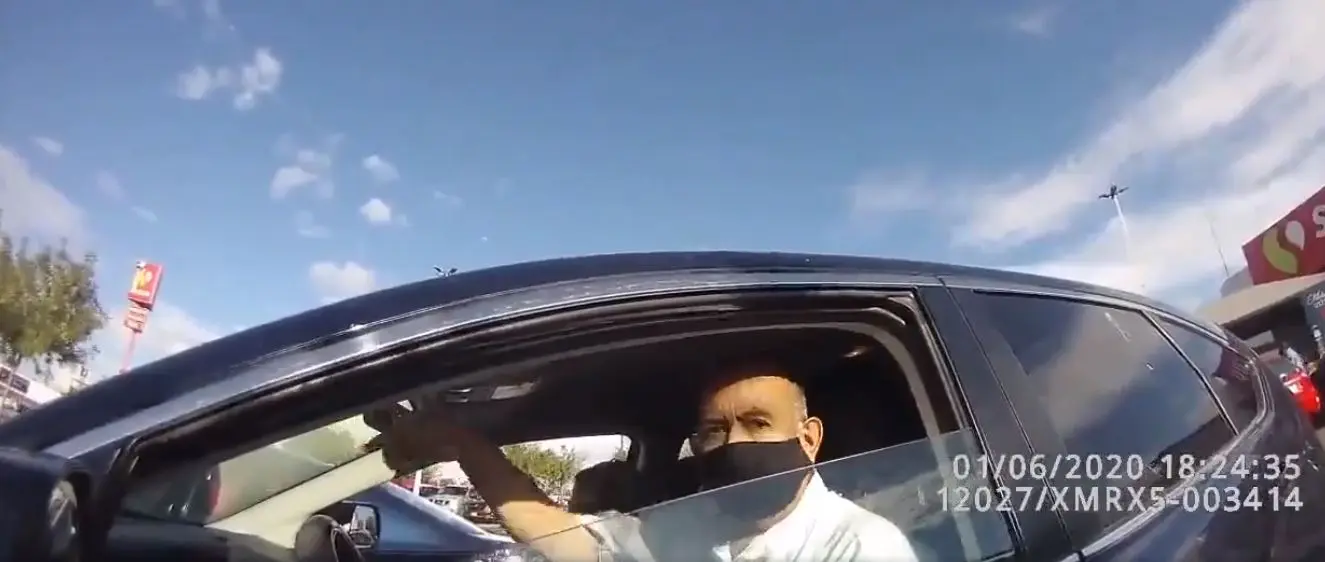 Hace show por una infracción