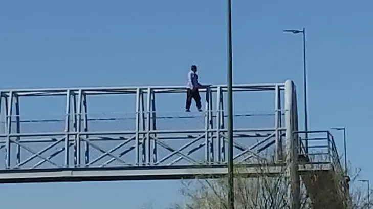 VIDEO | Evitan suicidio de hombre desde puente peatonal