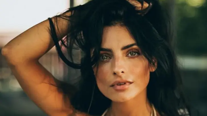 Aislinn Derbez revela que estuvo enamorada del vocalista de Reik