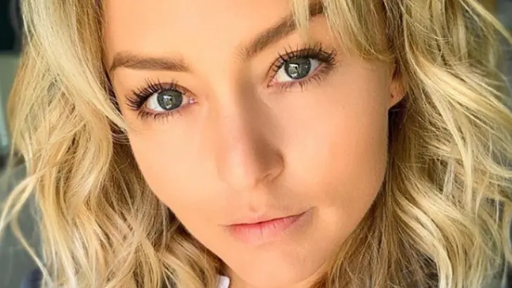 Angelique Boyer celebra en bikini y topless sus 32 años