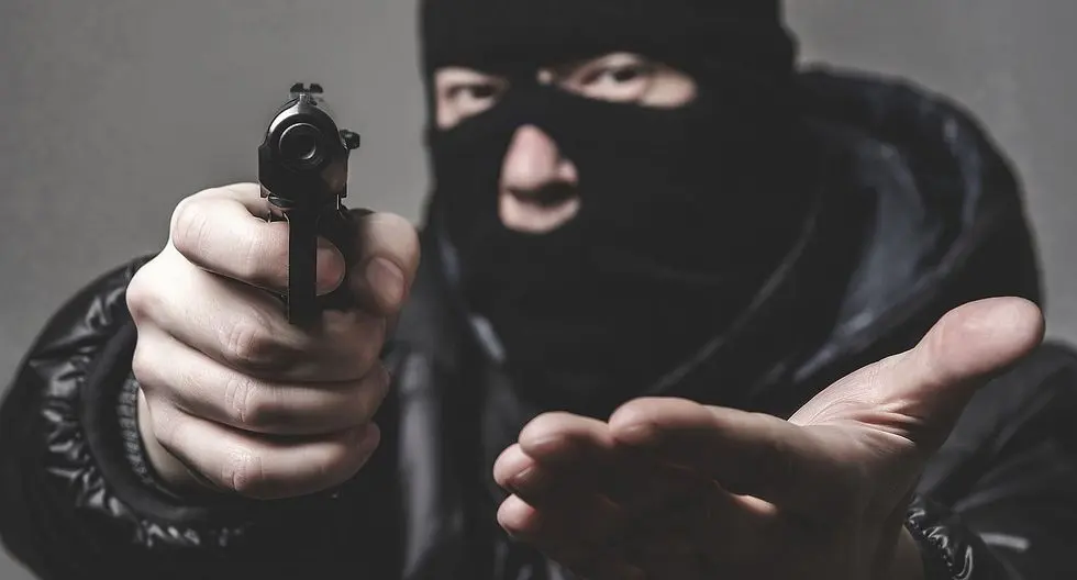 Uno con una pistola, otro con una navaja: asaltan a empleada de tienda de conveniencia