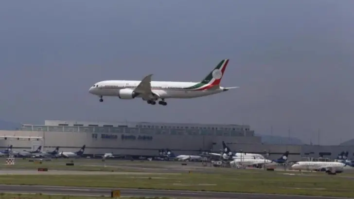 Dan una vuelta por el avión presidencial TP01