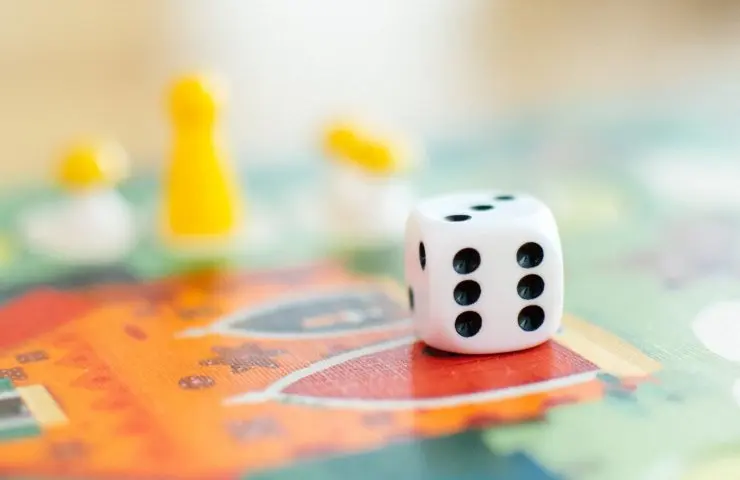 Presenta una selección de juegos de mesa descargables