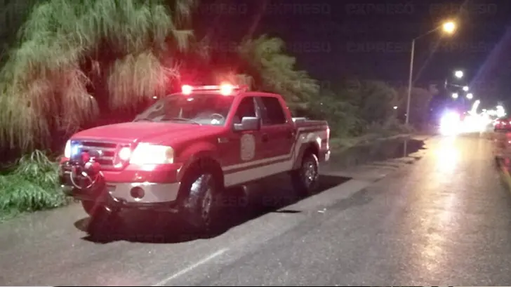 Rescatan a hombre en canal del Lázaro Cárdenas