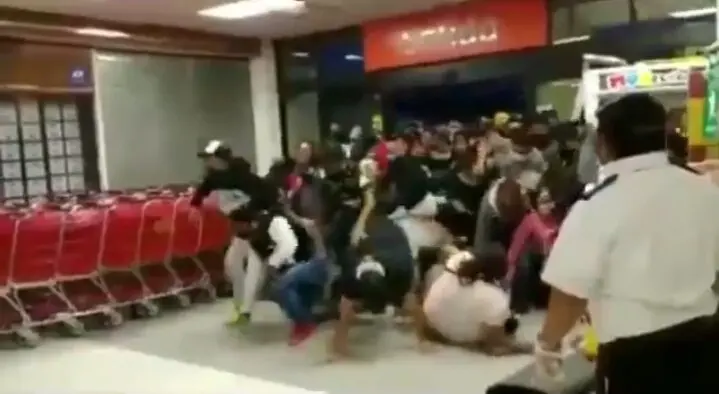 VIDEO - Se meten como gallinas saliendo del corral por las ofertas del 3X2