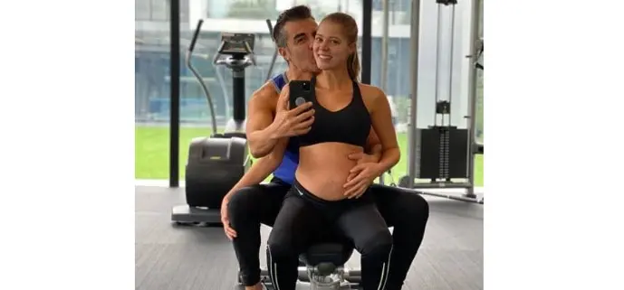 Adrián Uribe muestra orgulloso a su novia