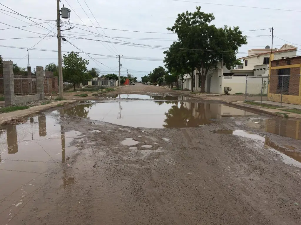 Amanecen las calles como lagunas y piden ayuda en Navojoa