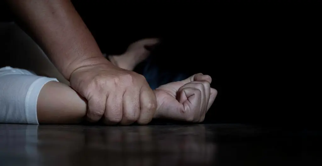 Pagaba la renta dejando que el casero violara a su hijastra