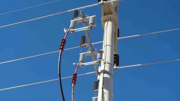 Mientras trabajaba rozó la muerte por una descarga eléctrica al poniente de Hermosillo