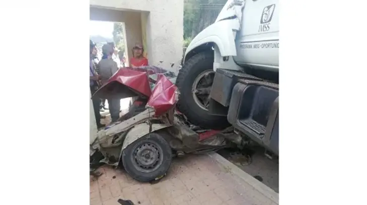 Camión del IMSS se queda sin frenos y embiste vehículos