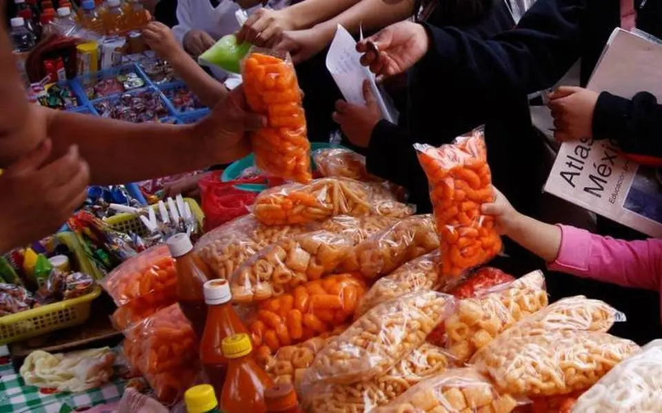 Escuelas que sigan vendiendo comida chatarra podrán ser multadas