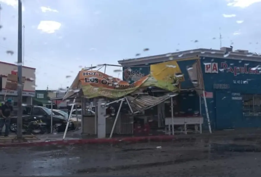 Lluvia de 10 minutos deja daños en vehículos, negocios y espectaculares en Navojoa