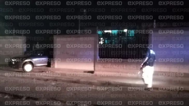 Auto se impacta contra barda escolar en la colonia Carmen Serdán; tripulantes huyen del lugar