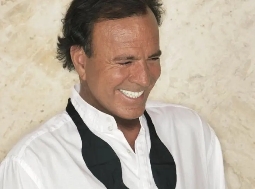 Julio Iglesias con problemas para caminar