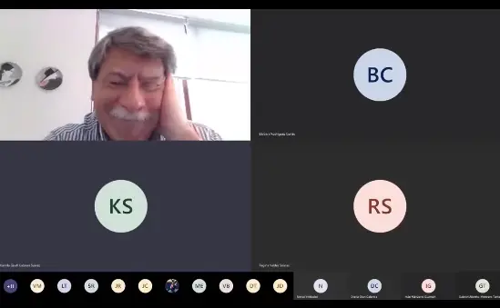 Alumnos animan a su maestro durante clases en línea