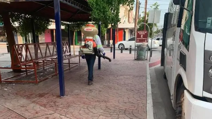 Sanitizan paradas de camión en Navojoa