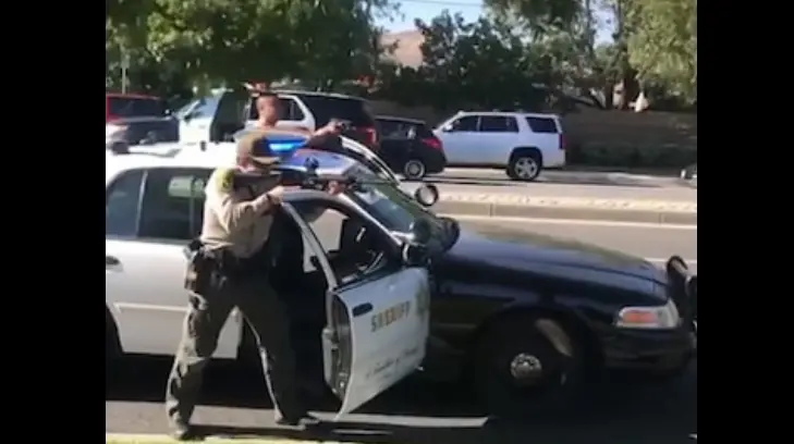 VIDEO | Policías apuntan sus armas contra víctimas de asalto