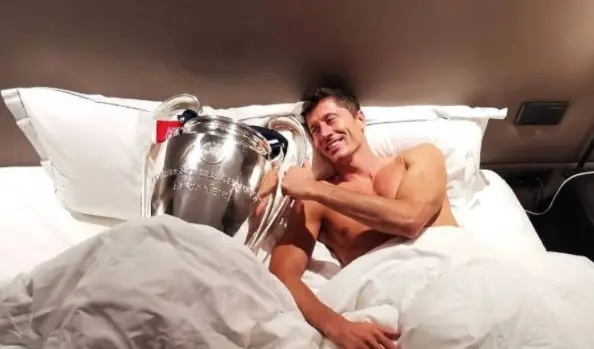 Robert Lewandoski durmió con el trofeo de la Champions League