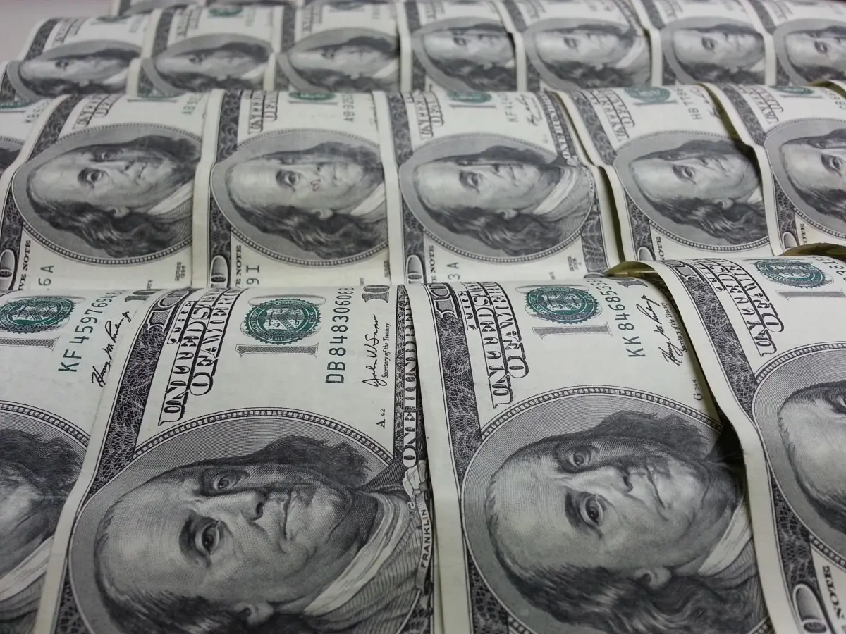 Precio del dólar abre este viernes en 19.61 pesos