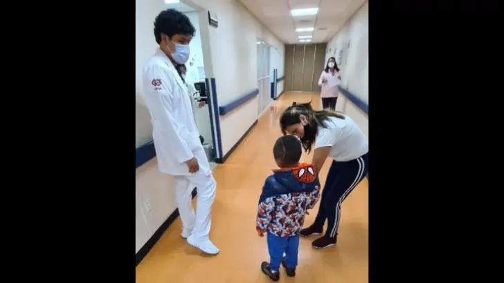 Dan de alta a niño Dylan, quien recibió bala perdida mientras dormía