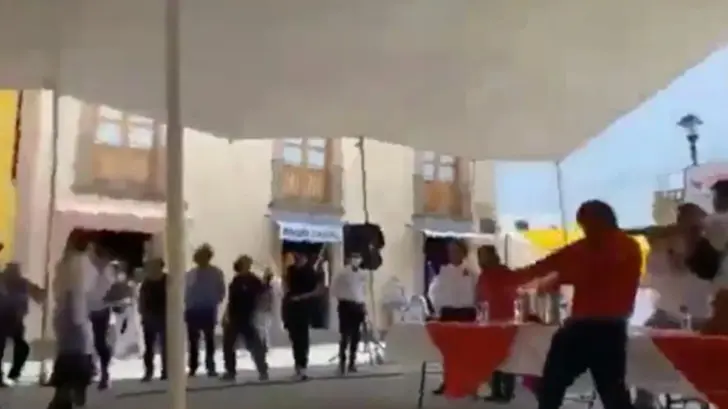 VIDEO | Lanzan huevos y tomates a Fernández Noroña en evento en Hidalgo