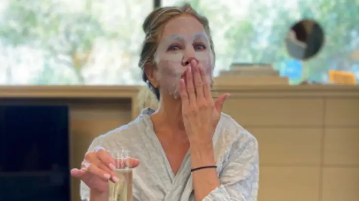 Jennifer Aniston se relaja y se pone mascarilla para recibir su Emmy