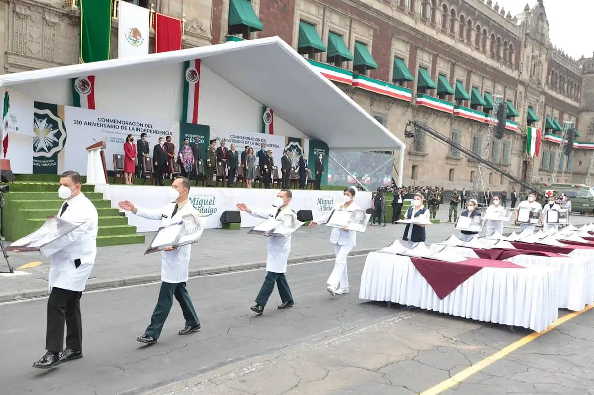 AMLO entrega presea Miguel Hidalgo a profesionales de la Salud