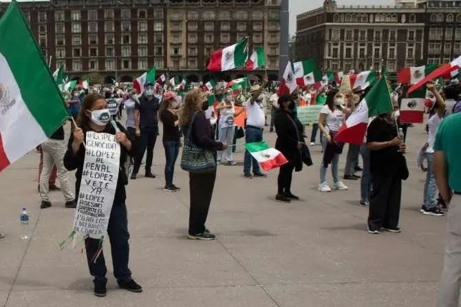Marchan a favor del presidente; gritan consignas contra Frenaaa