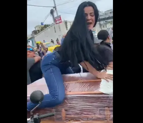 VIDEO- Mujer perrea sobre el ataúd de su esposo para cumplir su última voluntad