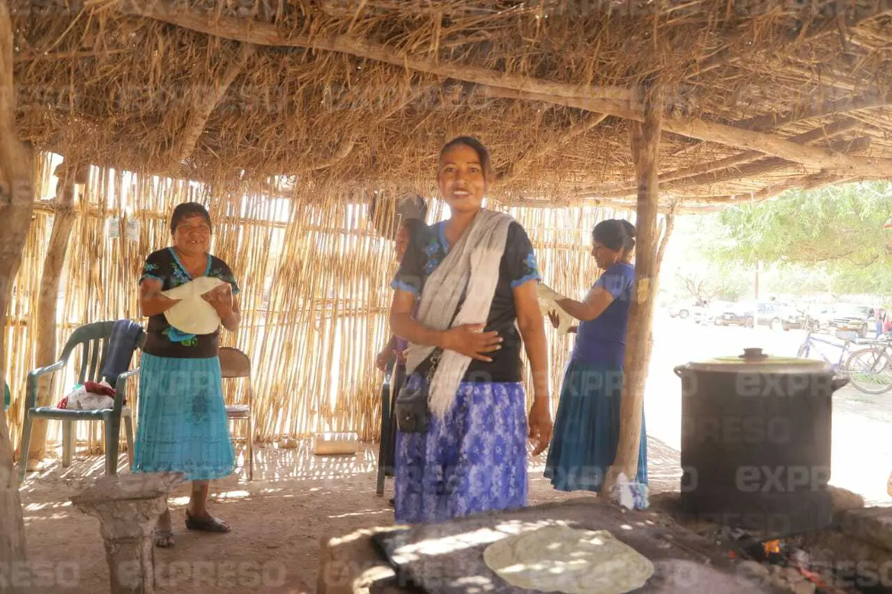 Mujeres yaquis piden apoyo a la ciudadanía para darles obsequio de Reyes a sus pequeños