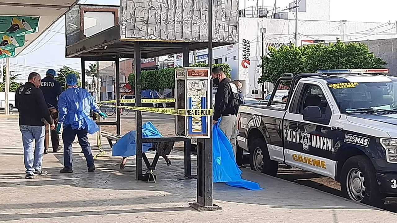 Muere por un infarto en la parada de camión