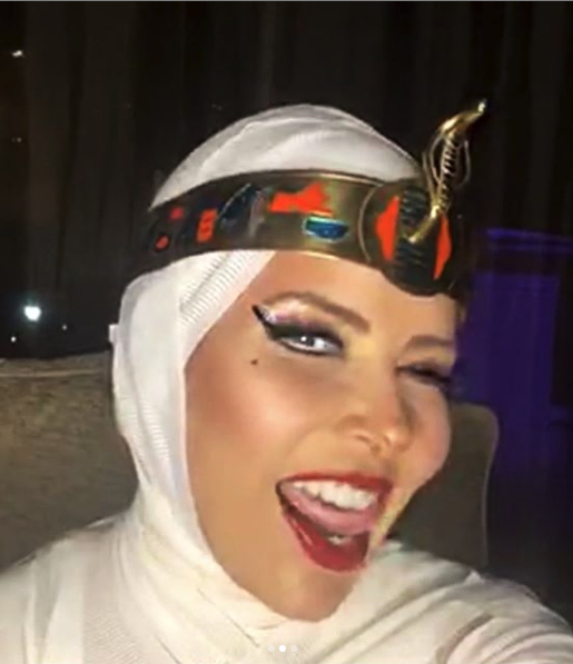 Gloria Trevi confundió a los fans por su disfraz de Halloween.