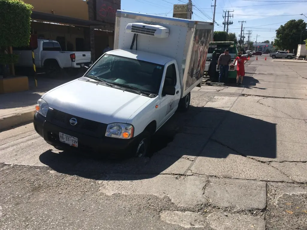 Se paró en un alto y de repente el auto se fue para abajo