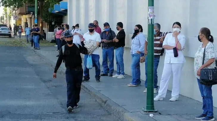 Esperan hasta 30 minutos para poder tomar el camión