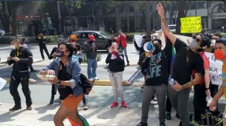 Colectivos de VIH lanzan huevos a Senado por reducción en fondos de salud