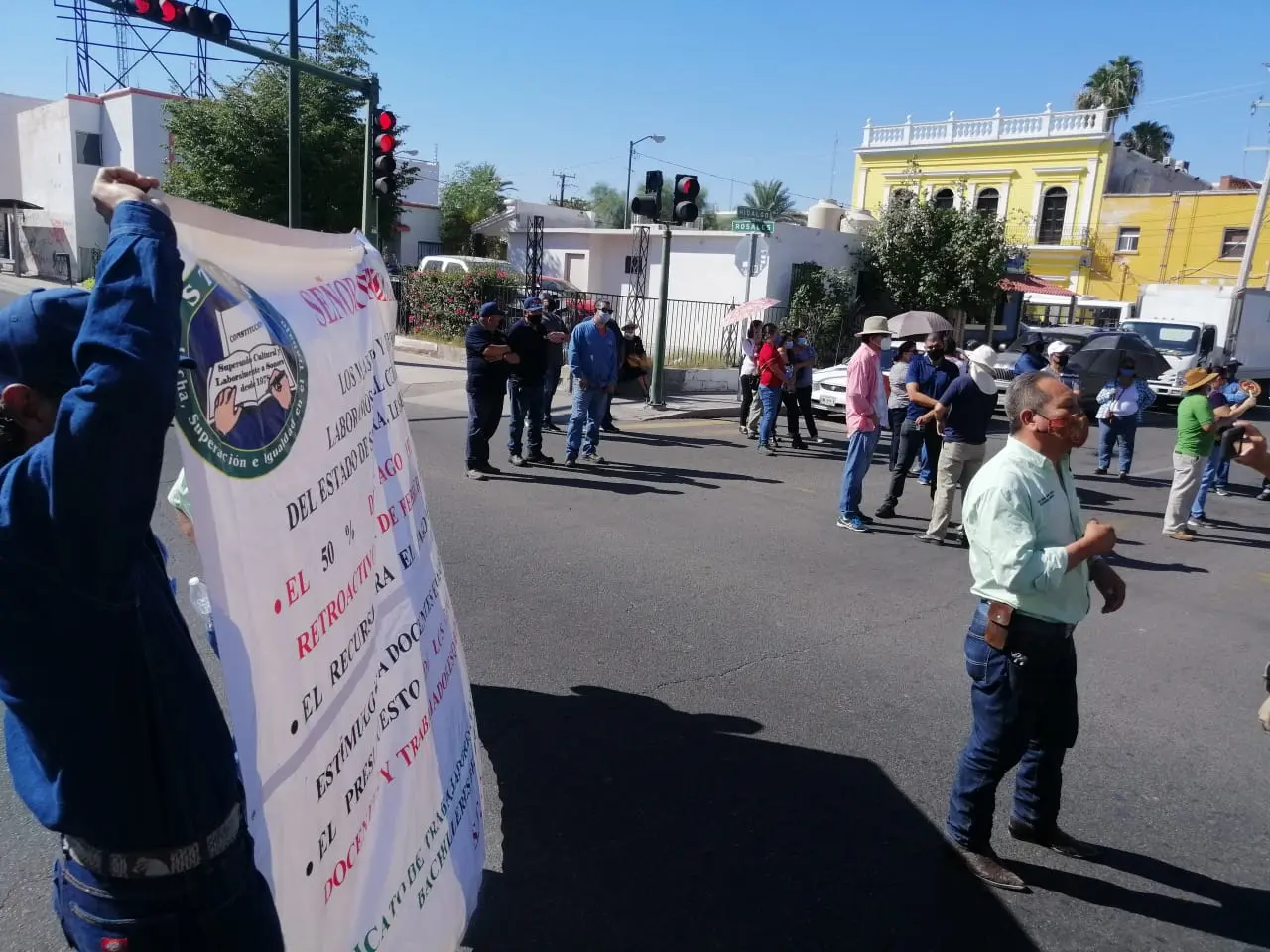 VIDEO- Trabajadores del Cobach bloquean el bulevar Rosales