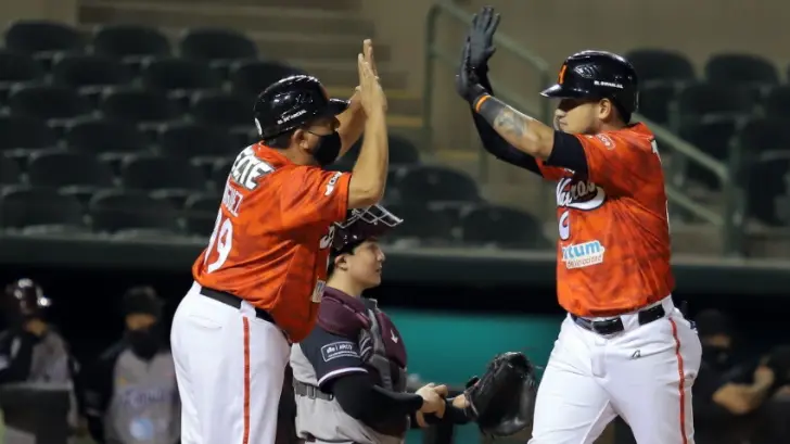 Naranjeros festejan ante el máximo rival