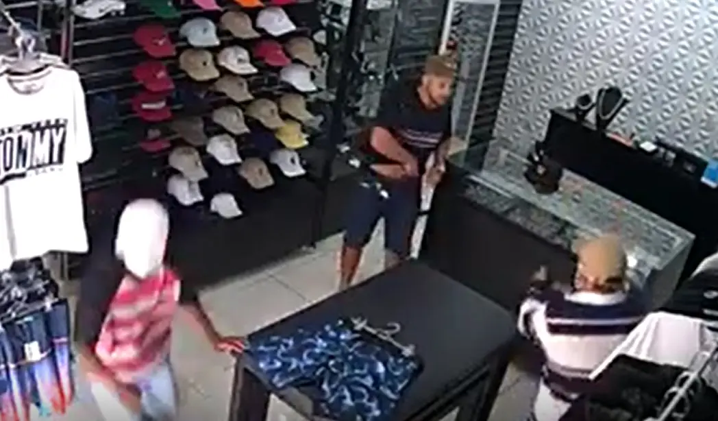 VIDEO - Se defiende de asaltantes a balazos; mata a dos