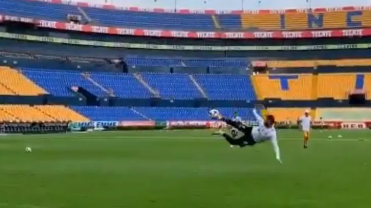 VIDEO | Sánchez Purata anota un golazo en entrenamiento de Tigres