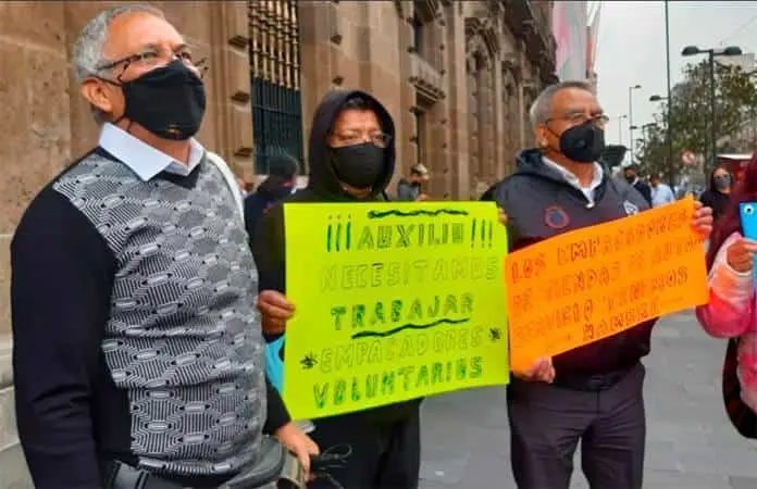 Abuelitos se manifiestan para exigir regresar a su trabajo