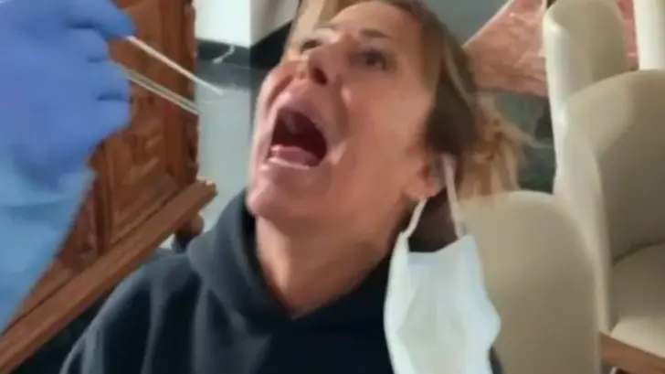 VIDEO | Alejandra Guzmán se hace prueba de Covid-19 e incómoda a fans