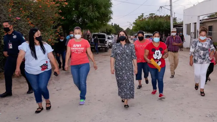 Célida López se reúne con vecinos de la colonia Miguel Hidalgo