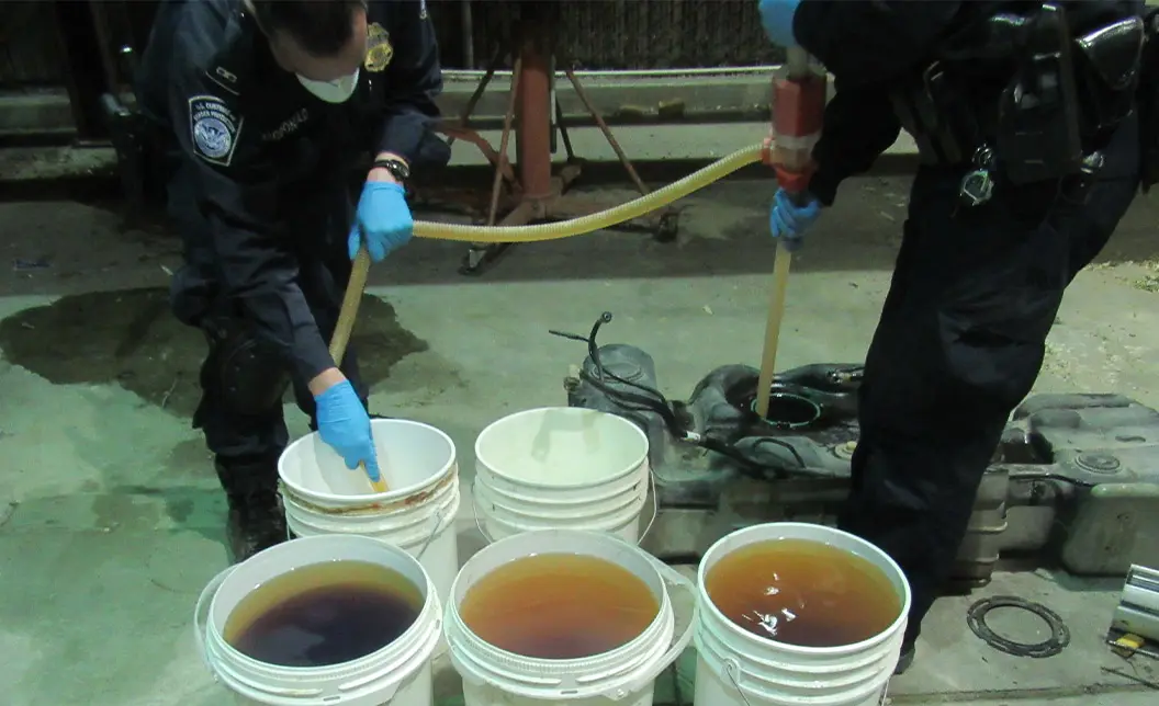 Decomisan droga líquida escondida entre gasolina, en garita de Nogales