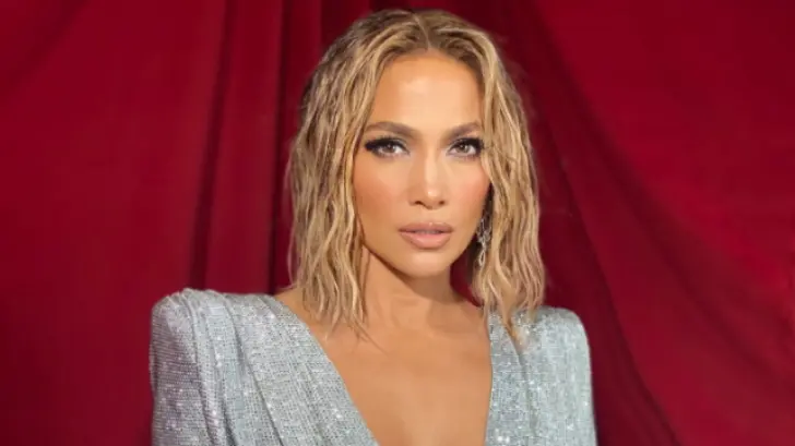 VIDEO | Dua Lipa, Jennifer Lopez y más llegan a los American Music Awards