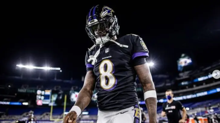 Lamar Jackson, quarterback de los Ravens, arrojó positivo a Covid-19