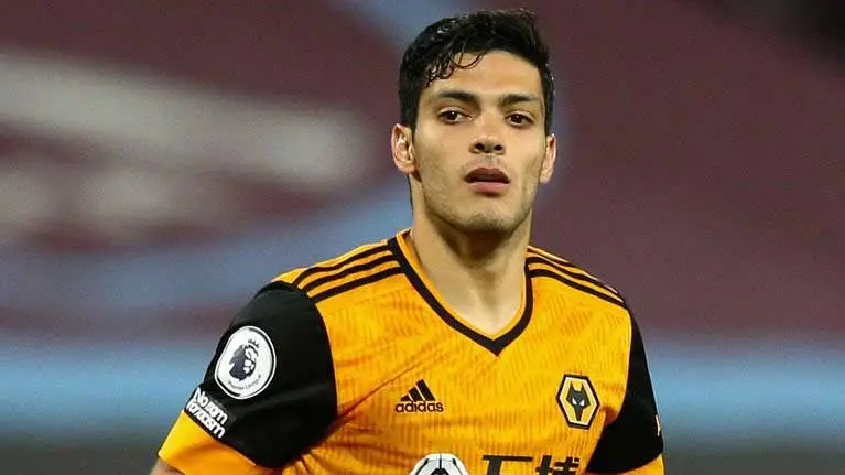 El futuro de Raúl Jiménez estaría lejos de la Premiere League