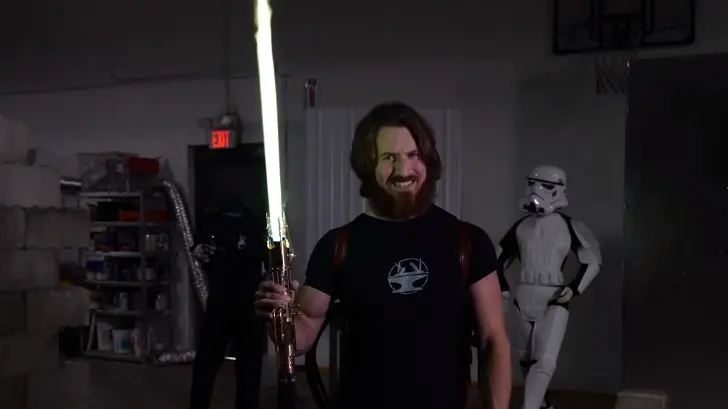 VIDEO | ¿Será posible construir un sable láser de Star Wars?