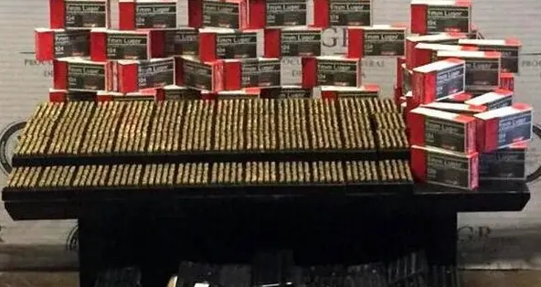 Agarran a un gringo queriendo entrar a México con arsenal