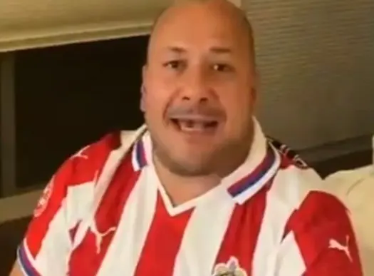 Con playera de las Chivas, Enrique Alfaro se burla de las críticas
